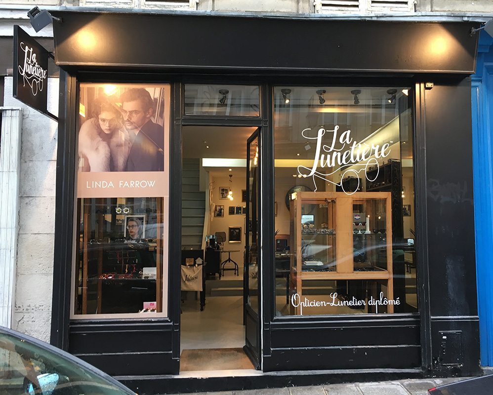 Habillage de vitrine pour opticien Linda Farrow