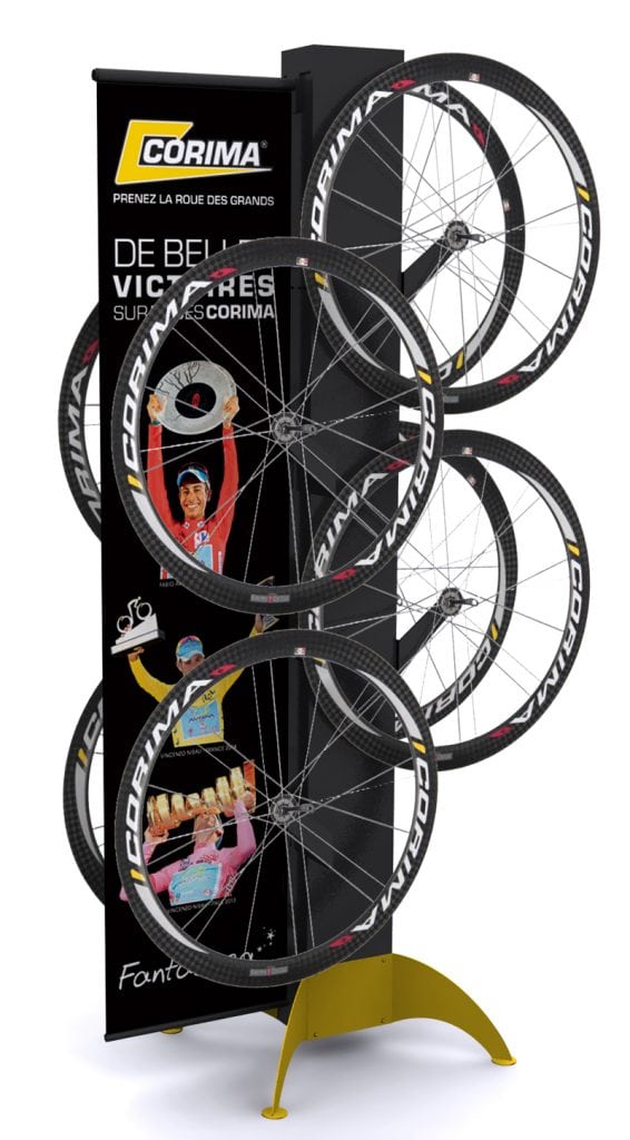 Meuble spécifique pour présentation de roues de vélo Corima